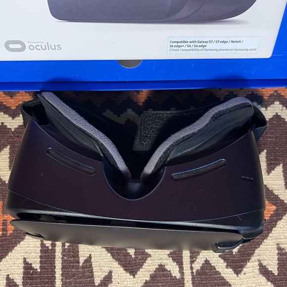 Lightly Used Samsung Gear VR Headset SM-R323 Oculus 2016 Galaxy Virtual Reality - Picture 2 of 6